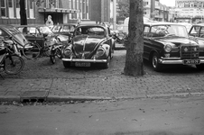810937 Afbeelding van enkele op de Neude te Utrecht geparkeerde auto's.